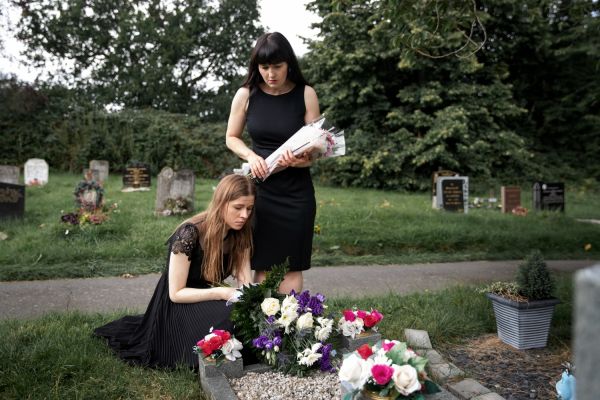 Comment choisir sa jardinière de cimetière avec respect