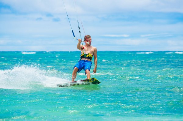 Où trouver les meilleures plages pour le kite surf à Phuket, Thaïlande?